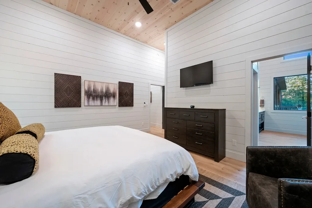 Bedroom 1 at The Arcadia in Broken Bow (view 3)