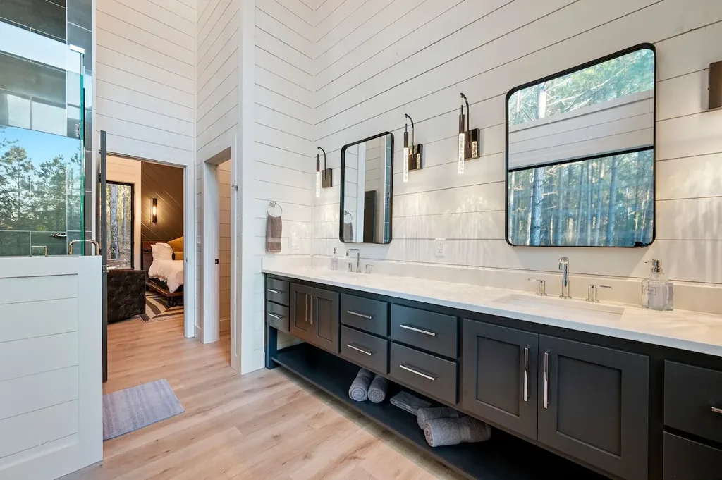 Full Bathroom 1 at The Arcadia in Broken Bow (view 2)