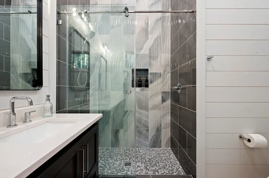 Full Bathroom 3 at The Arcadia in Broken Bow (view 2)