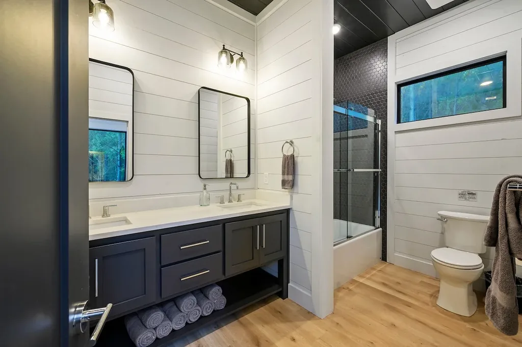 Full Bathroom 4 at The Arcadia in Broken Bow (view 1)