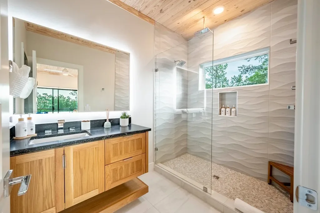 Full Bathroom 2 at The Aroha in Broken Bow — view 1