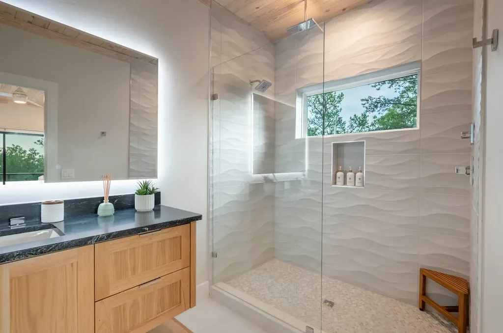 Full Bathroom 2 at The Aroha in Broken Bow — view 2