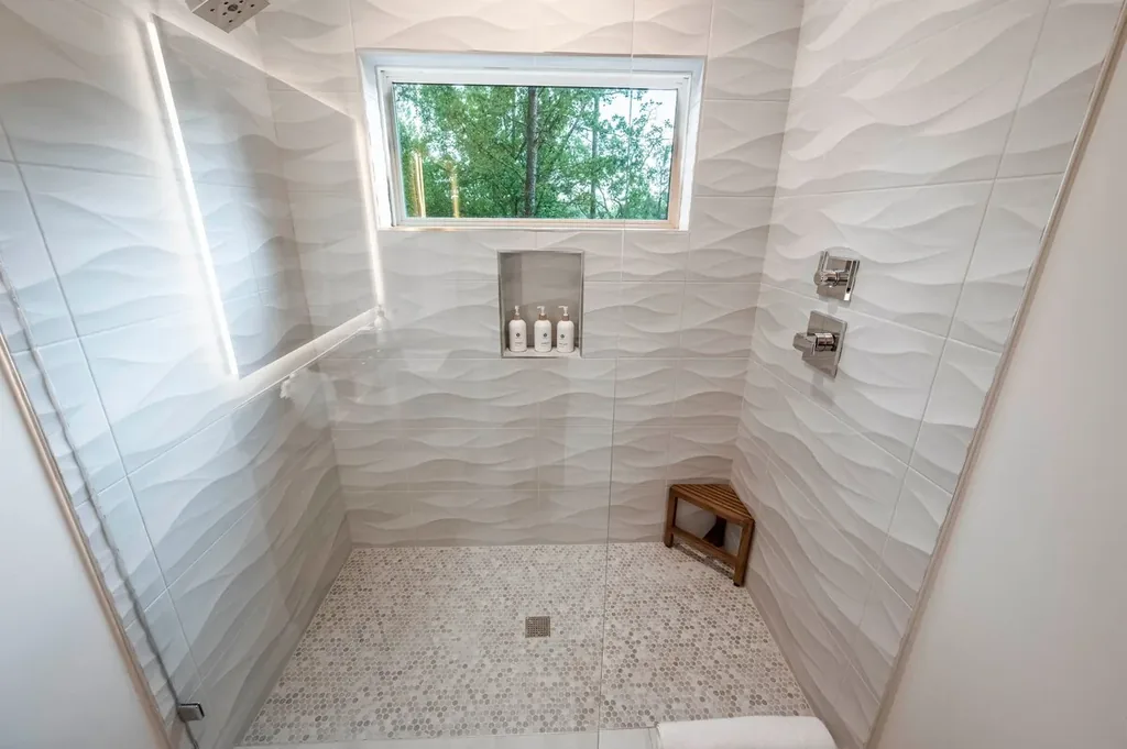Full Bathroom 2 at The Aroha in Broken Bow — view 4