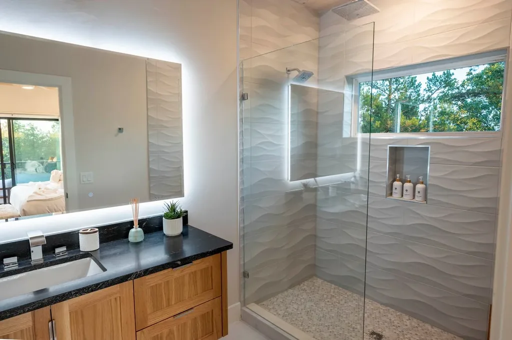 Full Bathroom 3 at The Aroha in Broken Bow — view 1