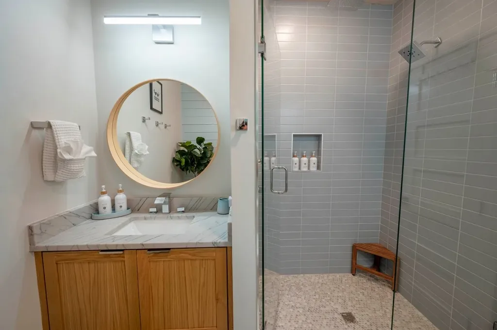 Full Bathroom 4 at The Aroha in Broken Bow — view 1