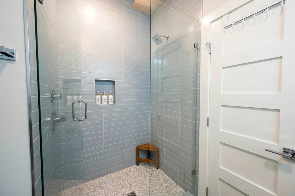 Full Bathroom 4 at The Aroha in Broken Bow — view 5