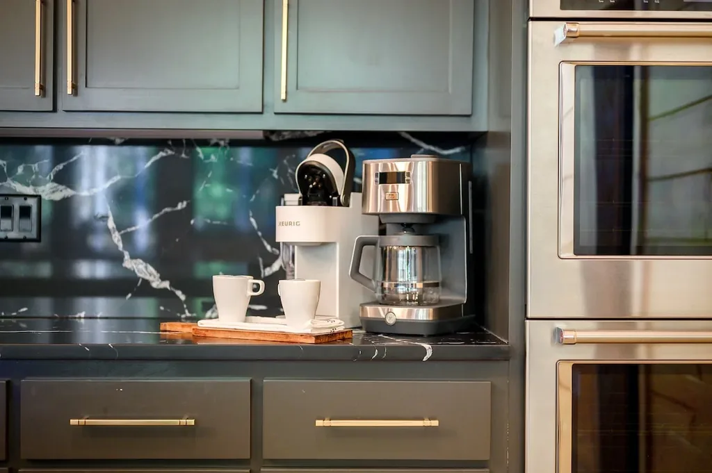 Coffee station with drip brewer and single-serve coffee maker