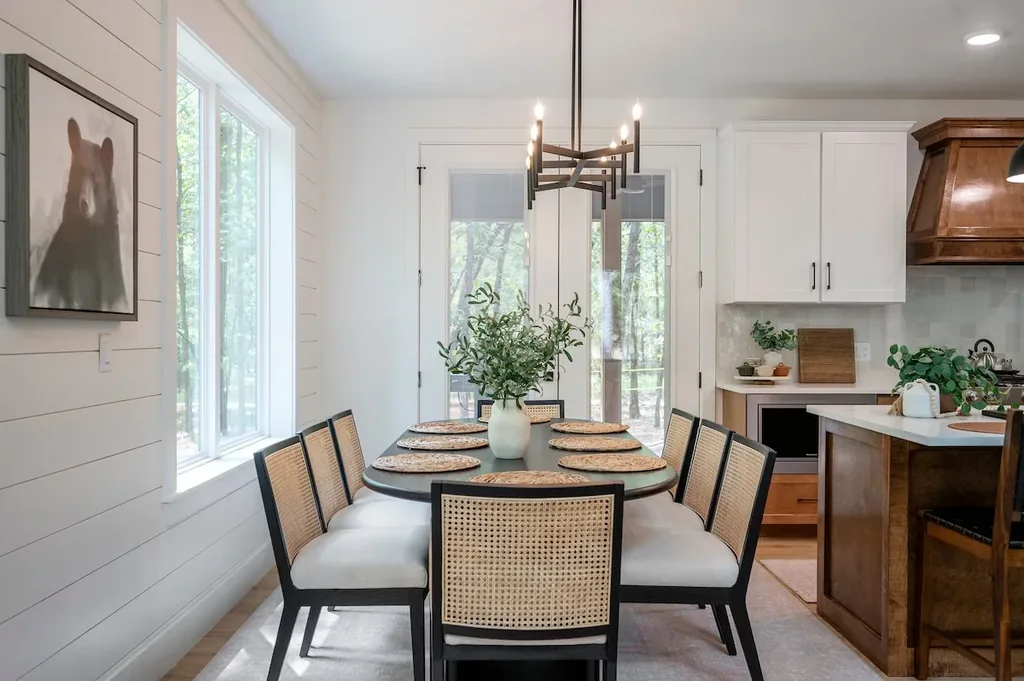 The Black-Beary — Gather the whole group around a table that seats eight, just steps from the kitchen island.