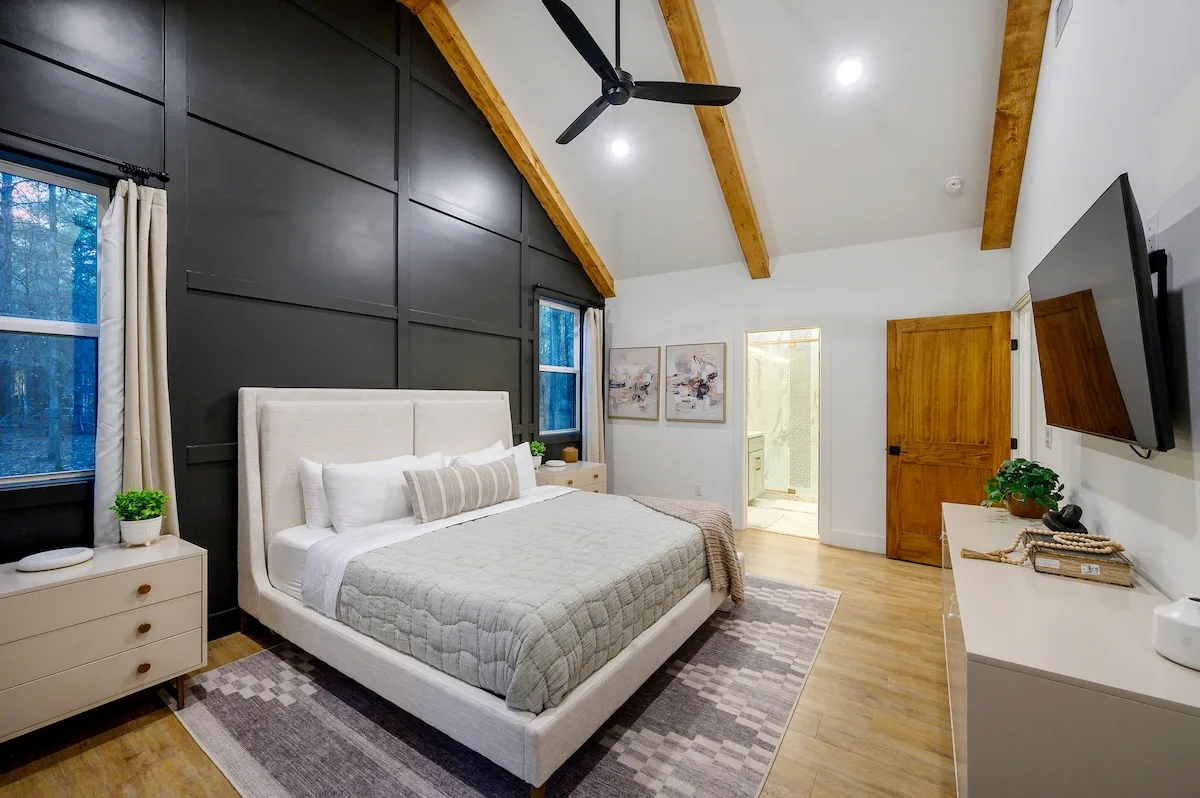 King bedroom with vaulted beams and private ensuite at The Black-Beary