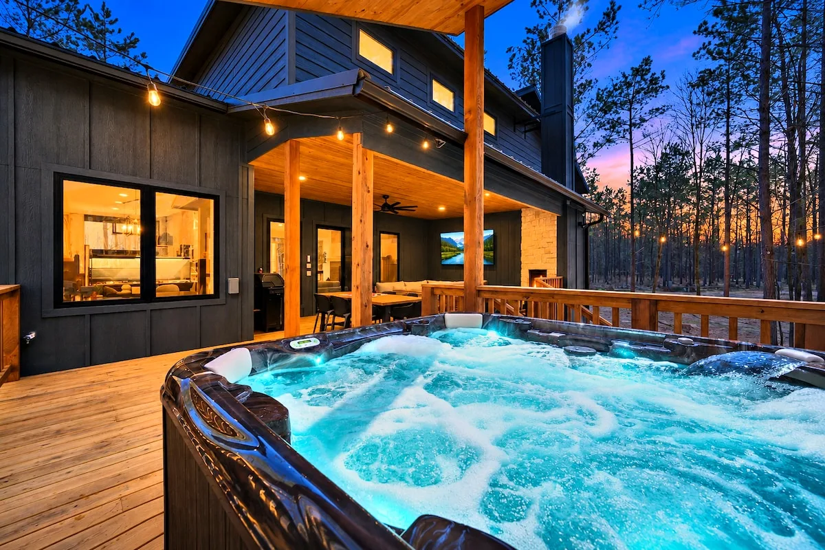 Blue Note — Soak in your private hot tub on the deck while the outdoor fireplace and TV set the scene for the evening.
