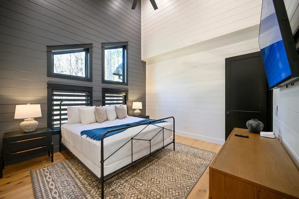 Blue Note — King Suite 2, Airbnb photo 30