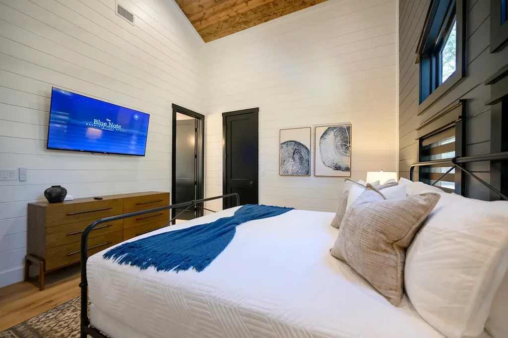 Blue Note — King Suite 2, Airbnb photo 31