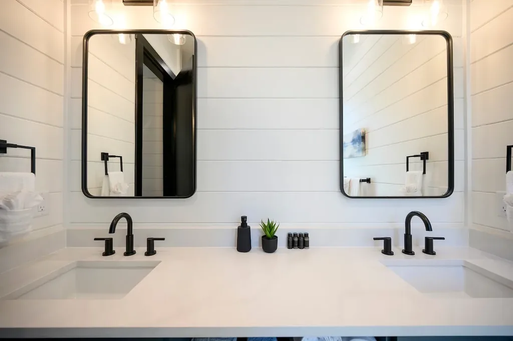 Blue Note — Full Bathroom 2, Airbnb photo 40
