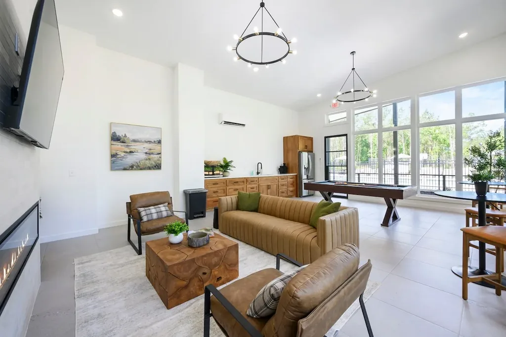 Shared resort clubhouse lounge available to Clearwater guests