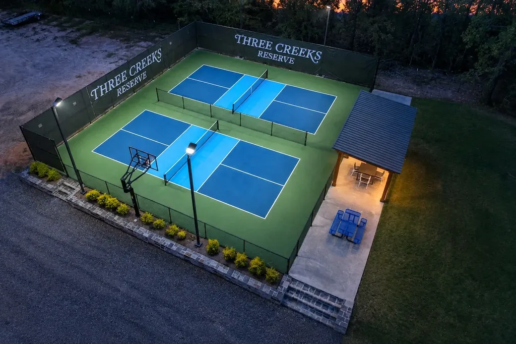 Shared pickleball courts available to DOLCE FAR NIENT guests