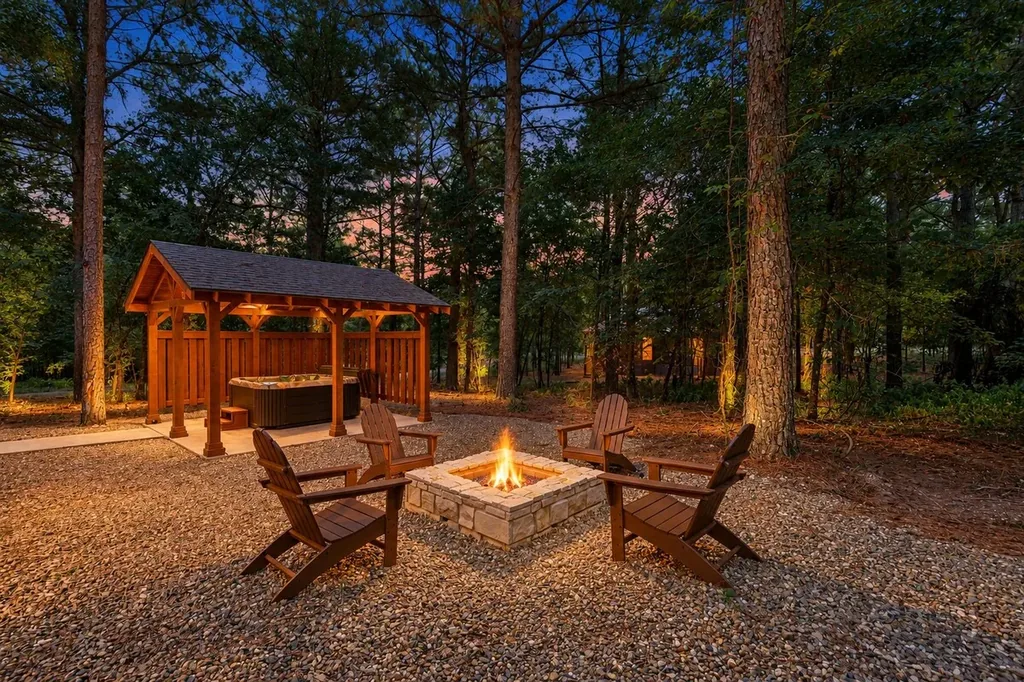 Private hot tub and fire pit at DOLCE FAR NIENT in Broken Bow