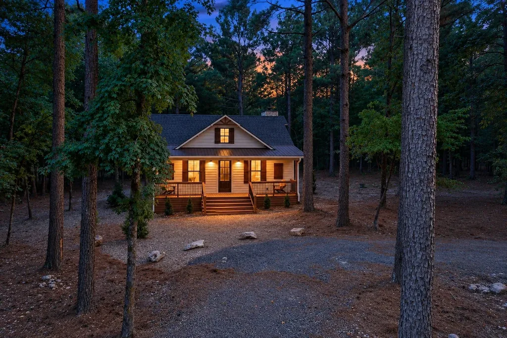 Cabin exterior twilight at DOLCE FAR NIENT in Broken Bow