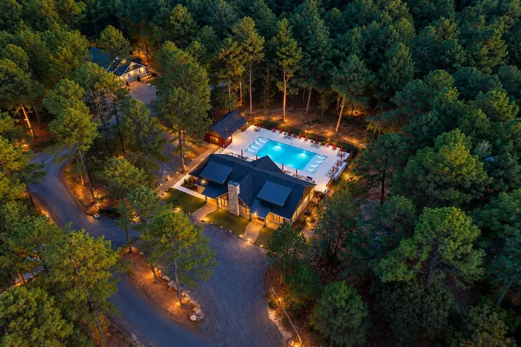 Shared clubhouse beside pool available to DOLCE FAR NIENT guests