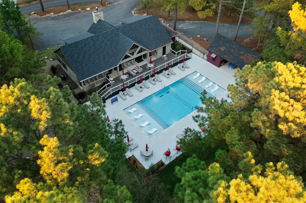 Shared resort pool loungers available to DOLCE FAR NIENT guests