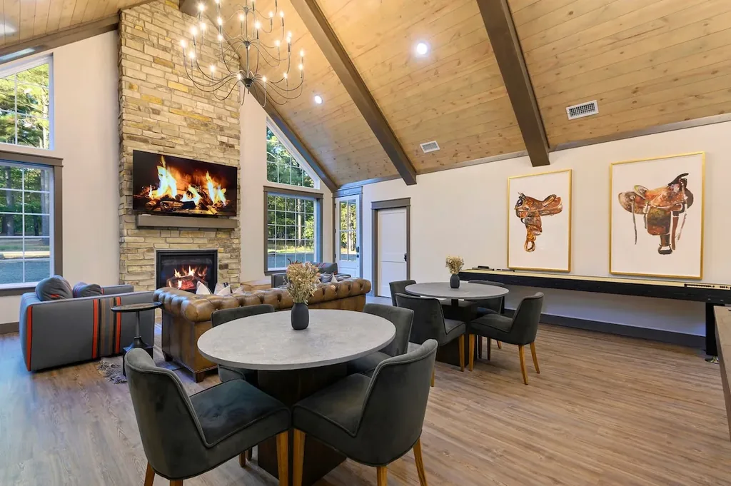 Shared clubhouse lounge available to DOLCE FAR NIENT guests