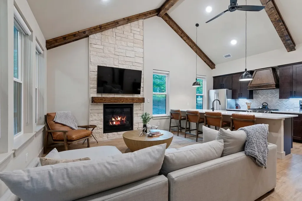 Living room open plan at DOLCE FAR NIENT in Broken Bow