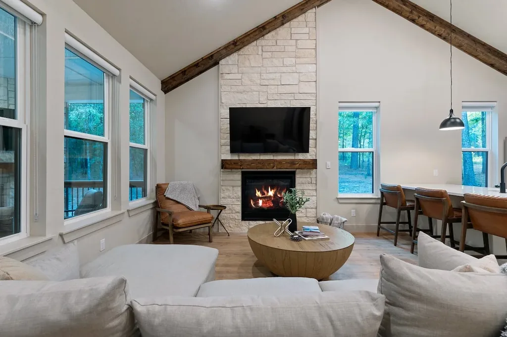 Living room forest views at DOLCE FAR NIENT in Broken Bow