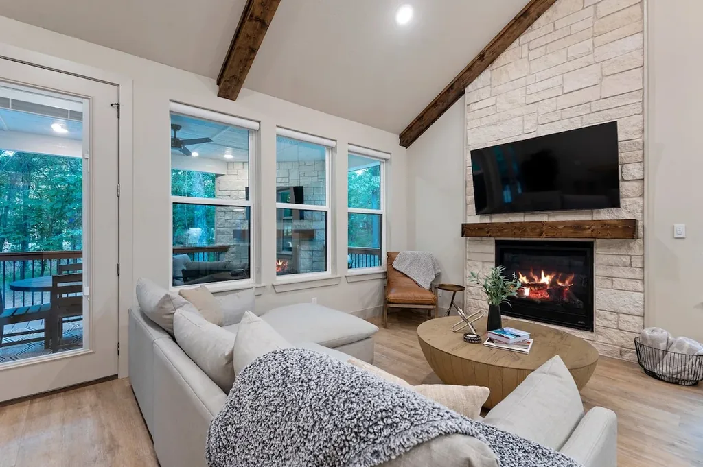 Living room TV fireplace at DOLCE FAR NIENT in Broken Bow