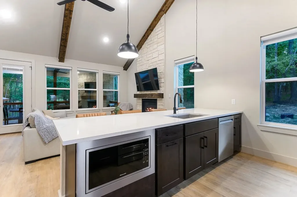 Kitchen open plan at DOLCE FAR NIENT in Broken Bow