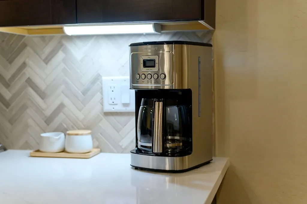 Kitchen coffee maker at DOLCE FAR NIENT in Broken Bow