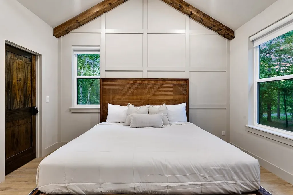 King bedroom forest views at DOLCE FAR NIENT in Broken Bow