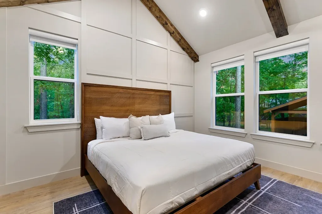 King bedroom at DOLCE FAR NIENT in Broken Bow