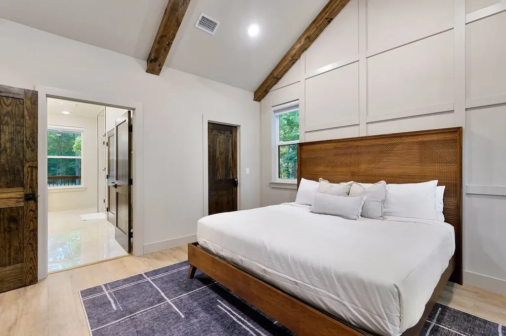 King bedroom ensuite at DOLCE FAR NIENT in Broken Bow