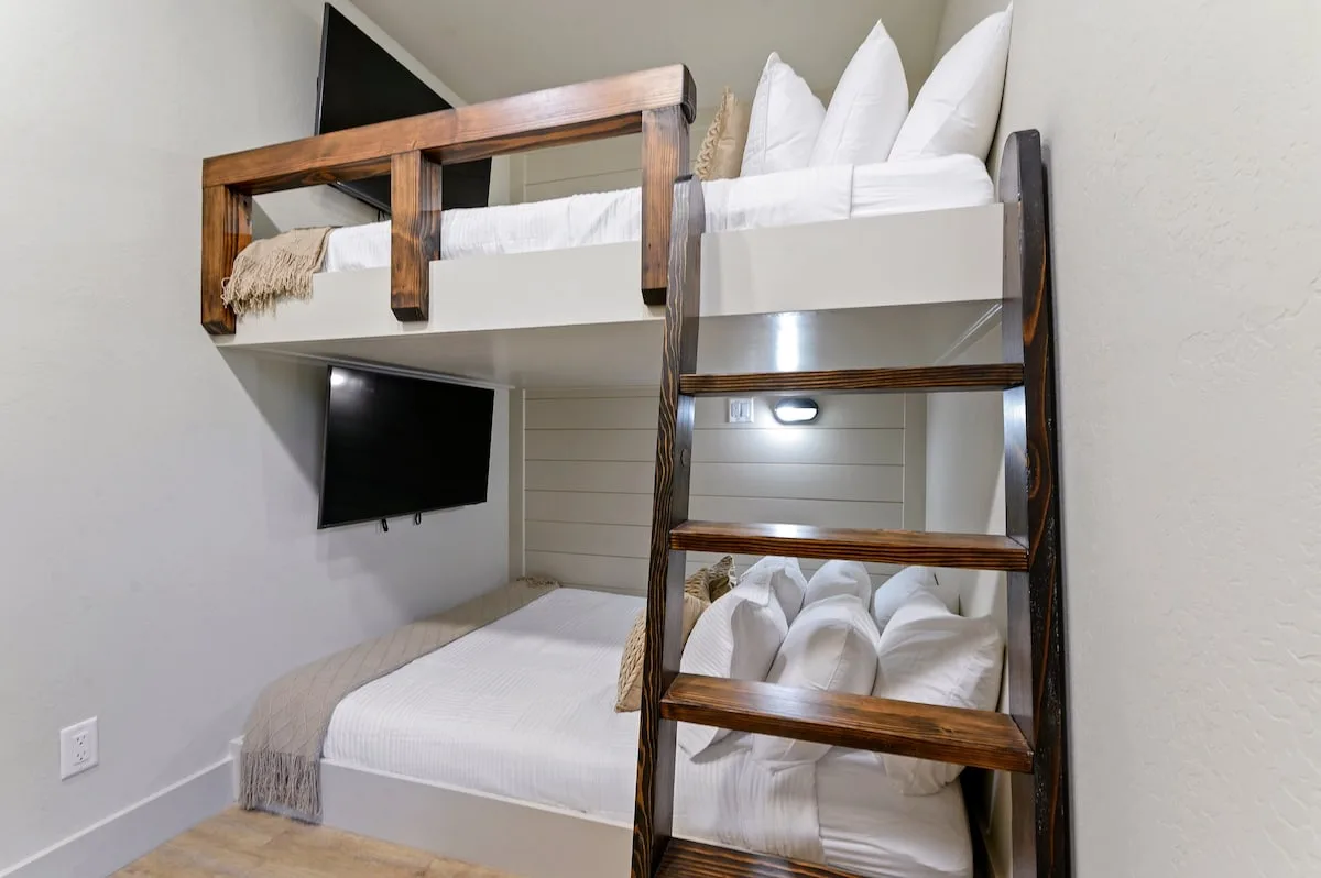 Queen-over-queen bunk room at DOLCE FAR NIENT