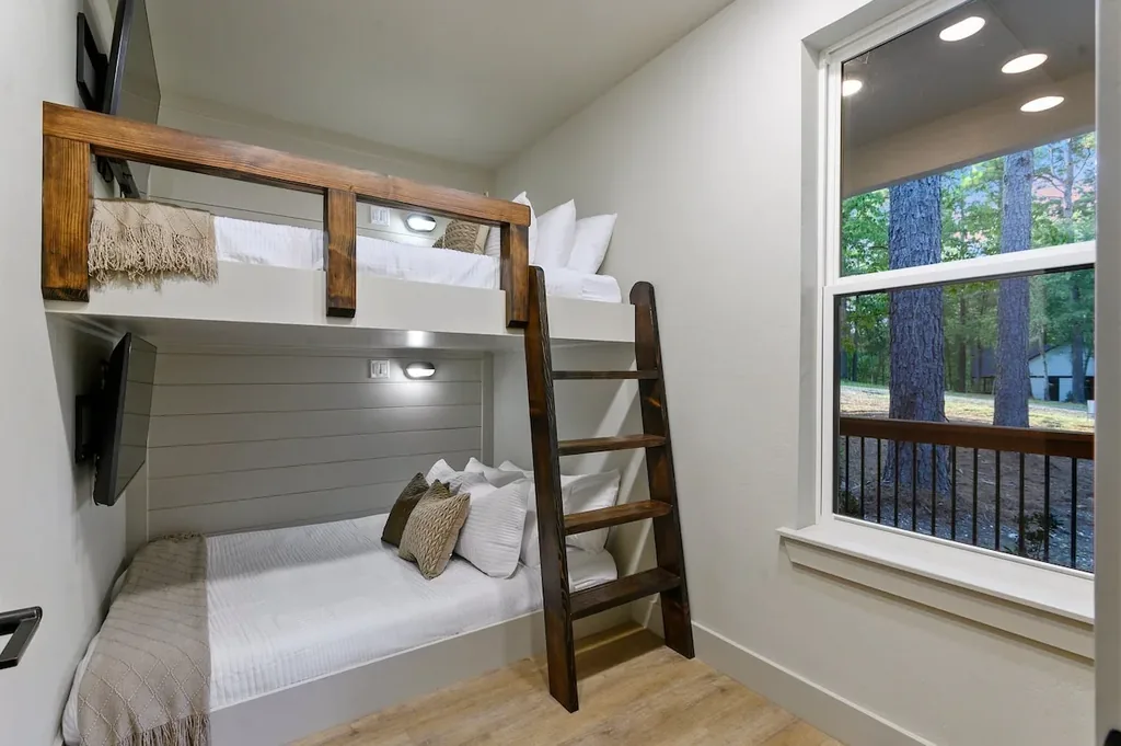 Queen-over-queen bunk room with TVs at DOLCE FAR NIENT in Broken Bow