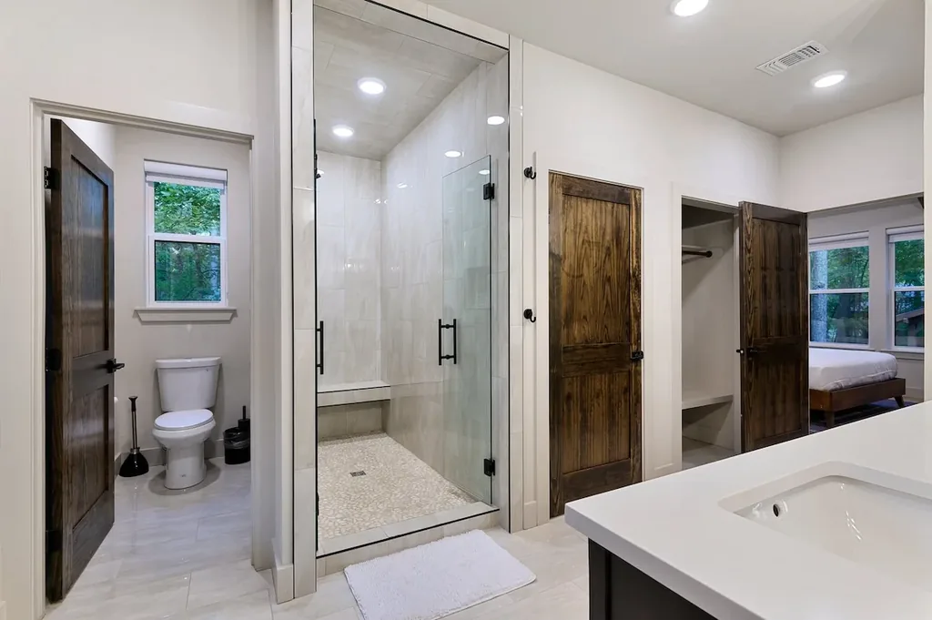 Bathroom shower at DOLCE FAR NIENT in Broken Bow