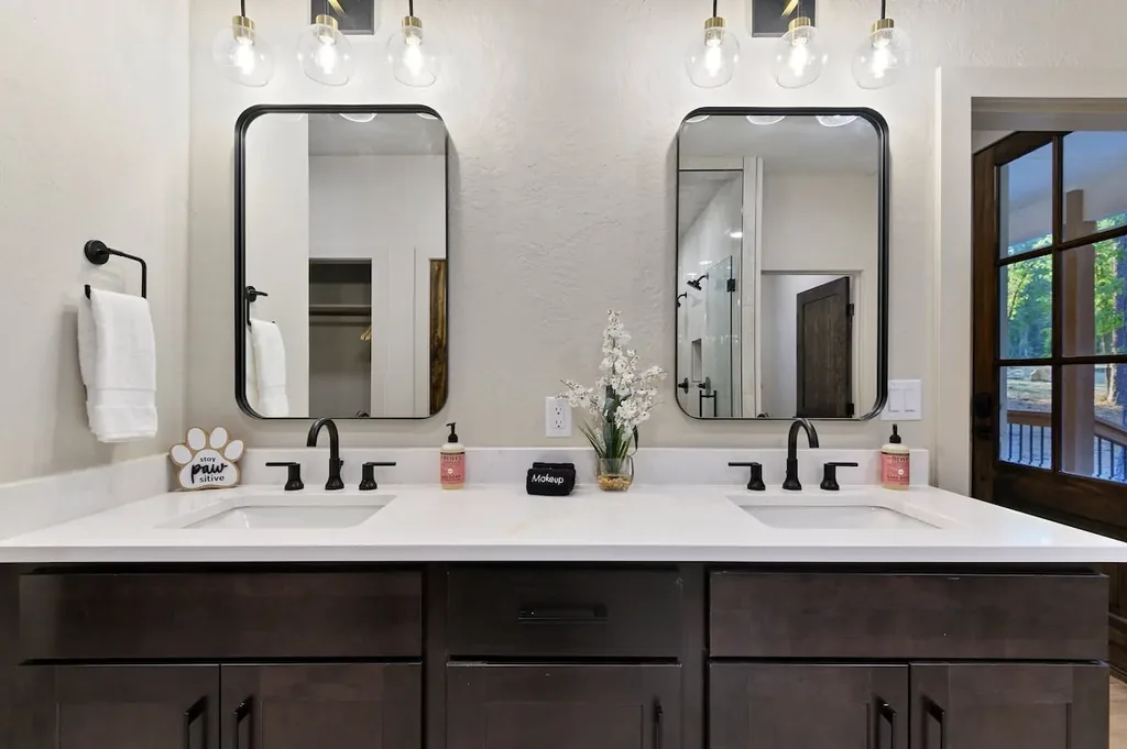 Bathroom vanity at DOLCE FAR NIENT in Broken Bow