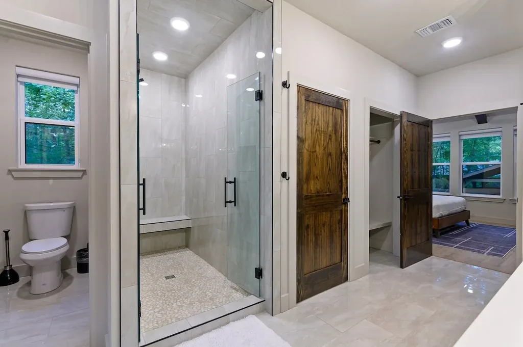 Bathroom walk-in shower at DOLCE FAR NIENT in Broken Bow
