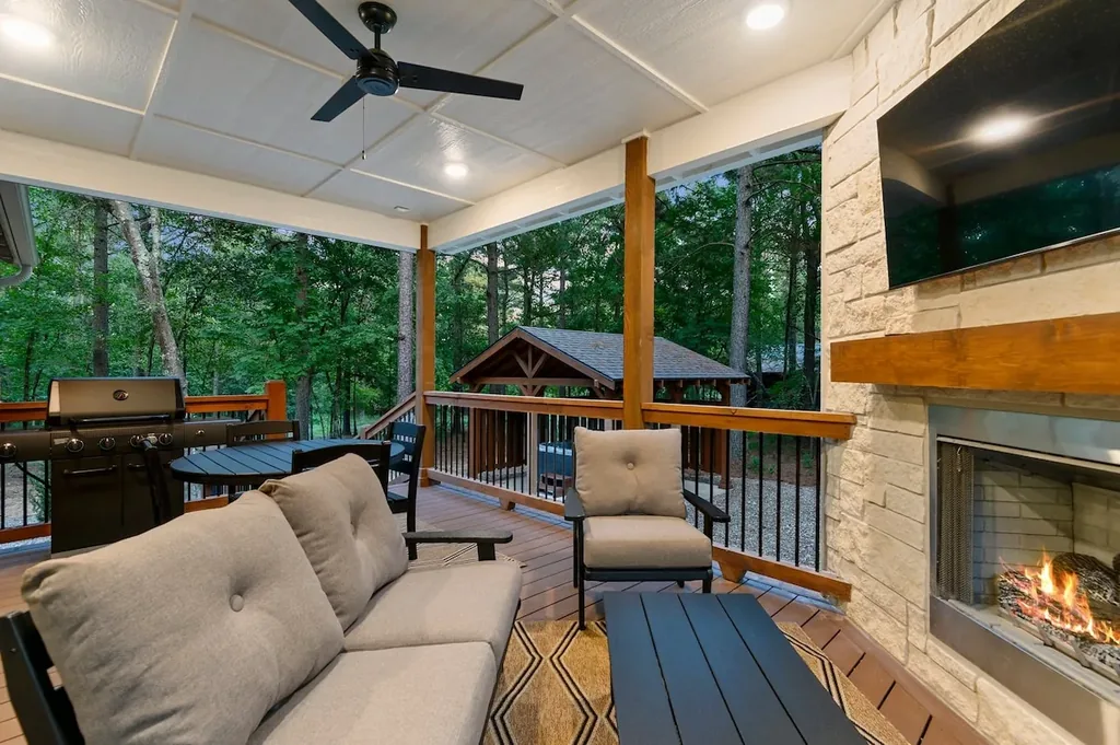 Covered patio fireplace and TV at DOLCE FAR NIENT in Broken Bow