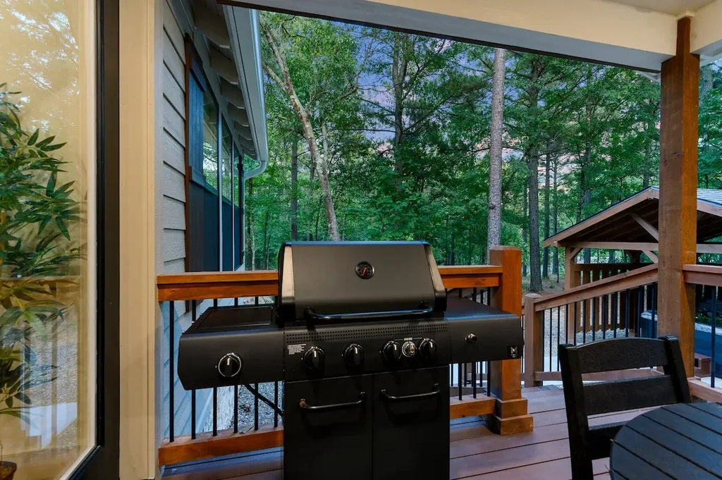 Private deck grill at DOLCE FAR NIENT in Broken Bow