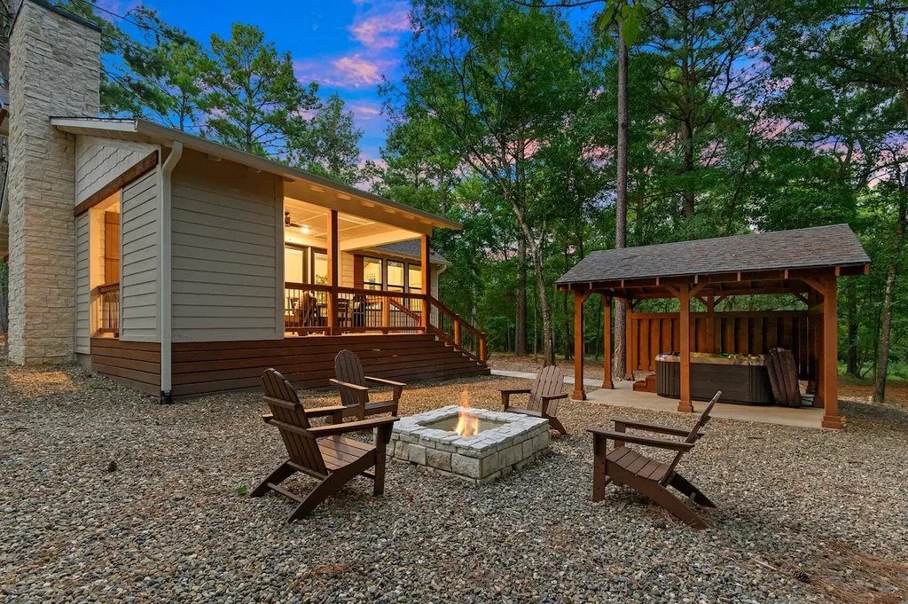 Private fire pit and hot tub at DOLCE FAR NIENT in Broken Bow