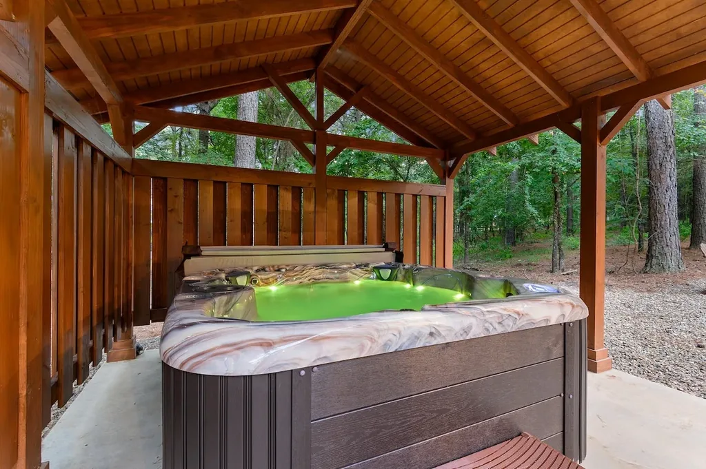 Private hot tub at DOLCE FAR NIENT in Broken Bow