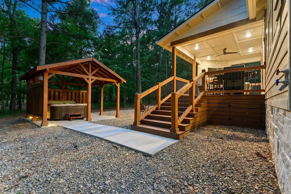 Private hot tub pavilion at DOLCE FAR NIENT in Broken Bow