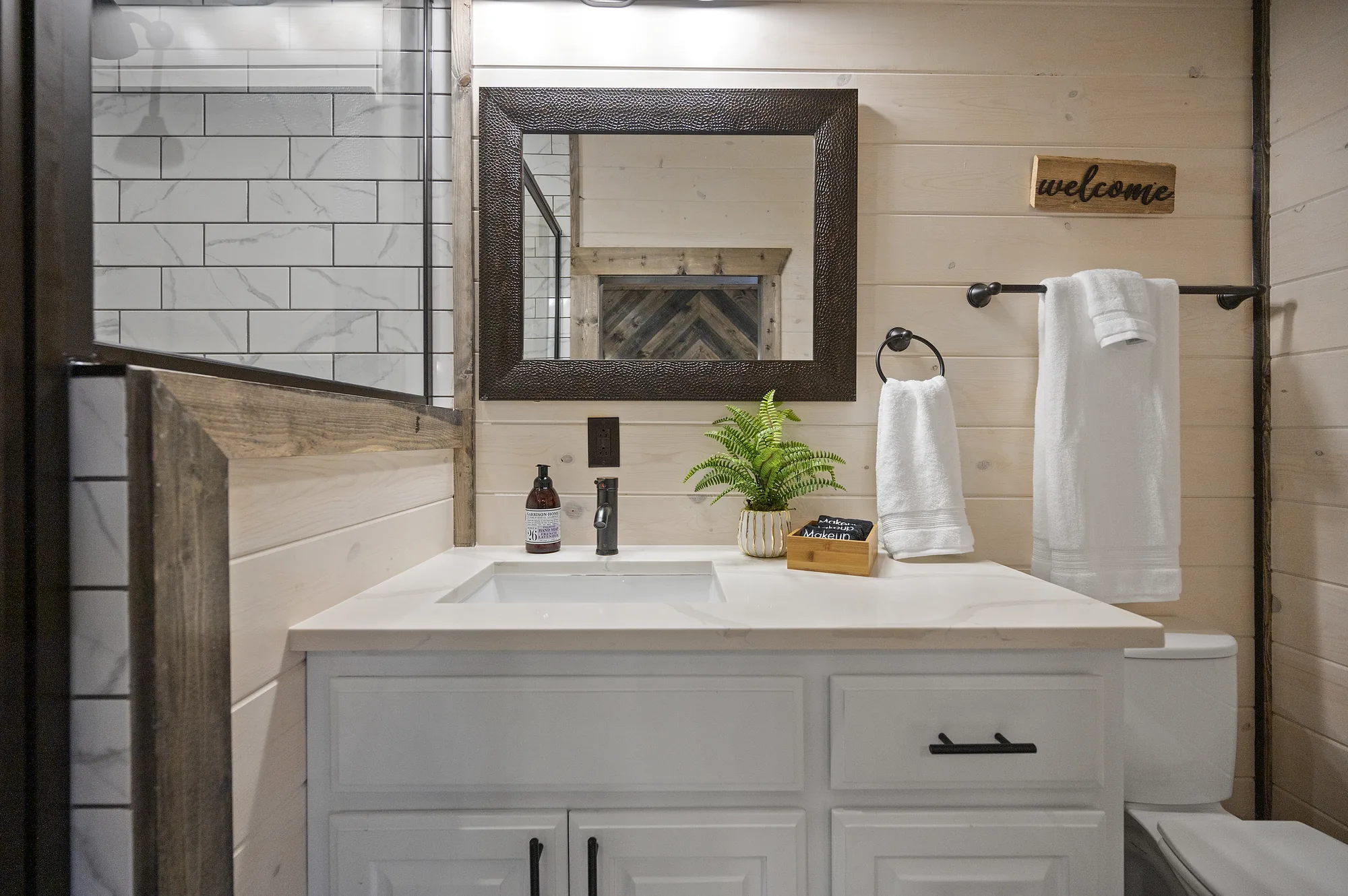 Bathroom with modern finishes at Dreams & Streams