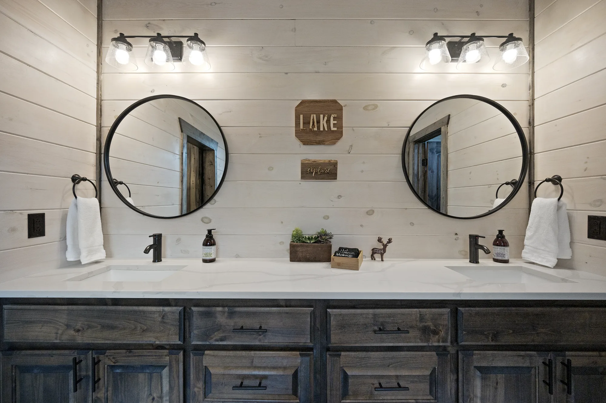 Entryway at Dreams & Streams luxury cabin