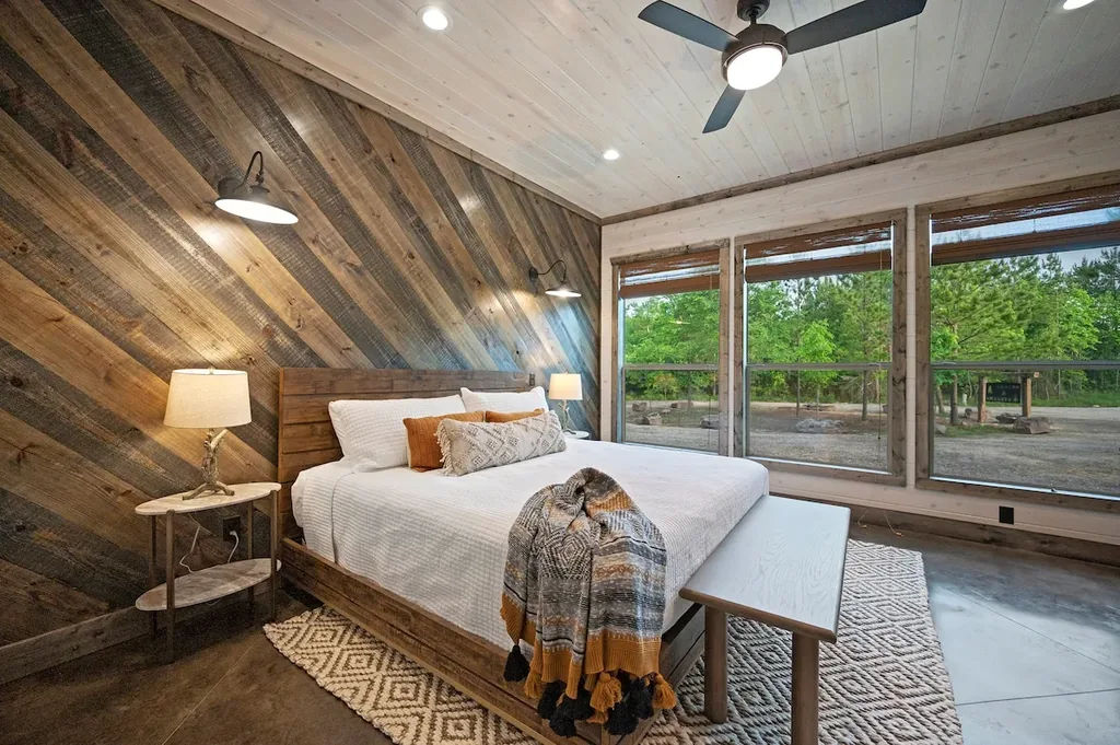 King suite with forest views at Dreams & Streams