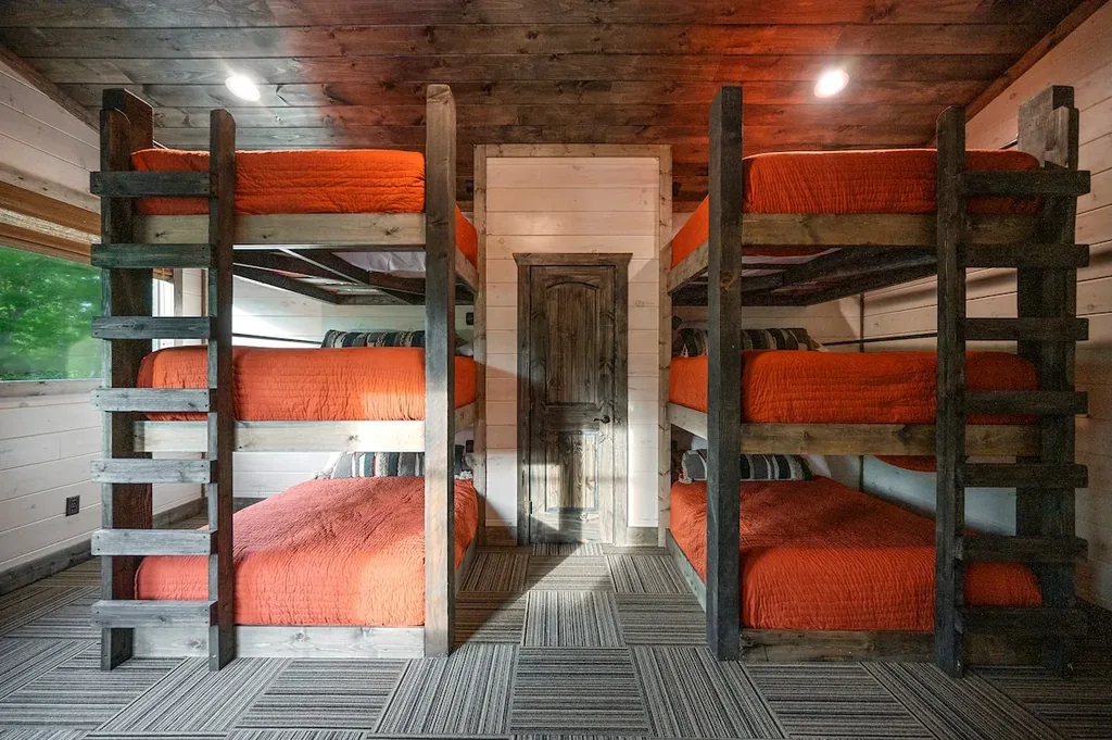 Bunk room with six built-in beds at Dreams & Streams