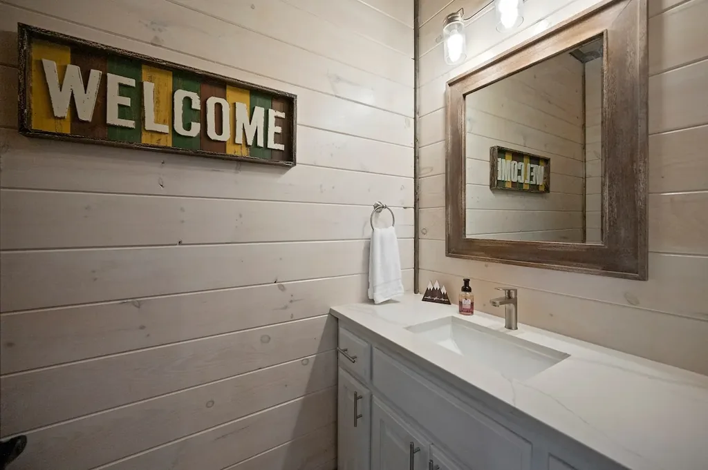 Dreams & Streams — Half bathroom image 2