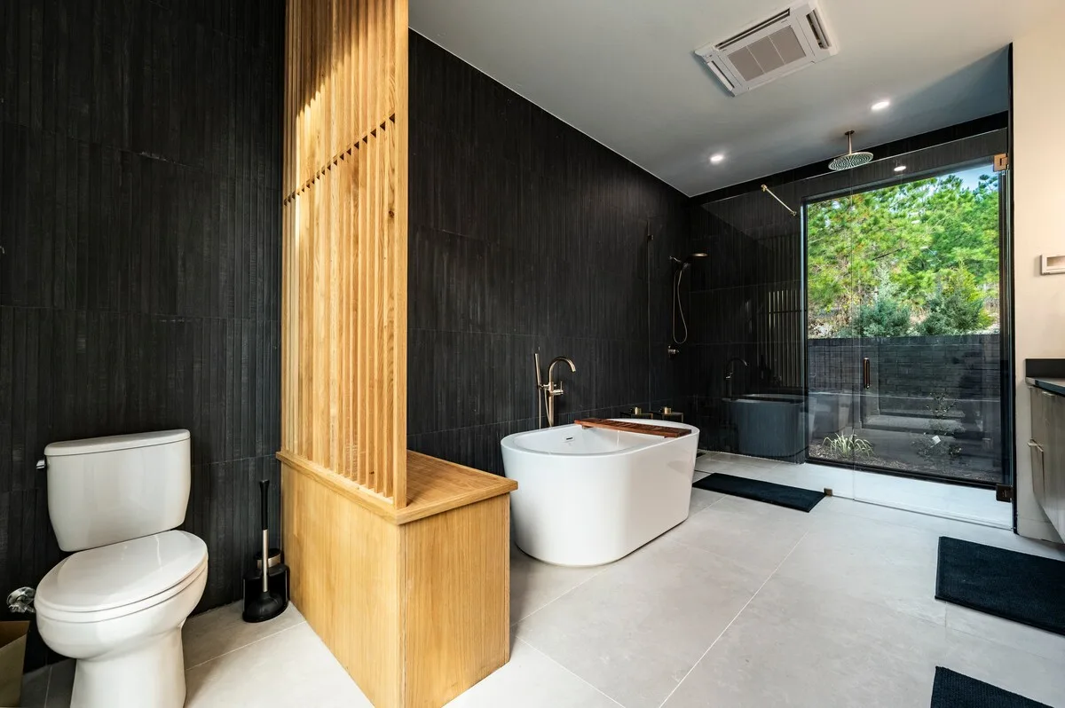 The Eleanor — bathroom, photo 1