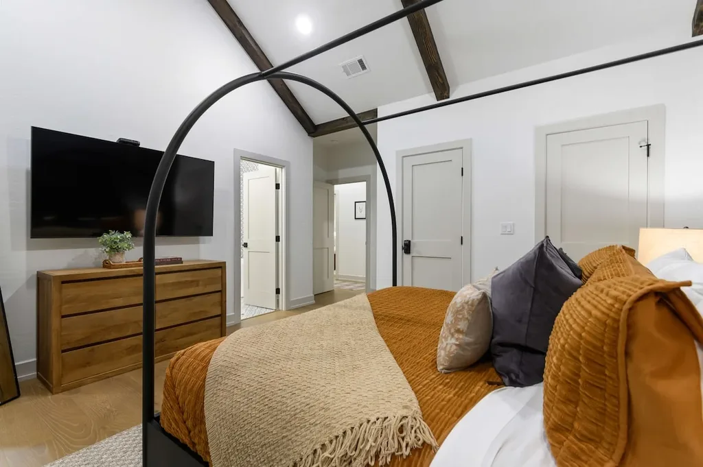 King suite · canopy bed · private ensuite bath · smart TV