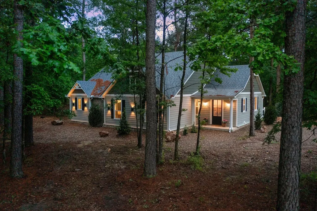 Eleven:Eleven cabin among the trees at Three Creeks Reserve